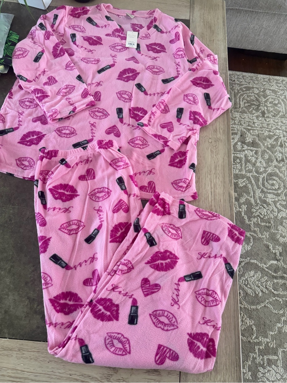 Mayfair Micro fleece Cozy lips -Print V-Neck Pajama Set - pink - Picture 4 of 7